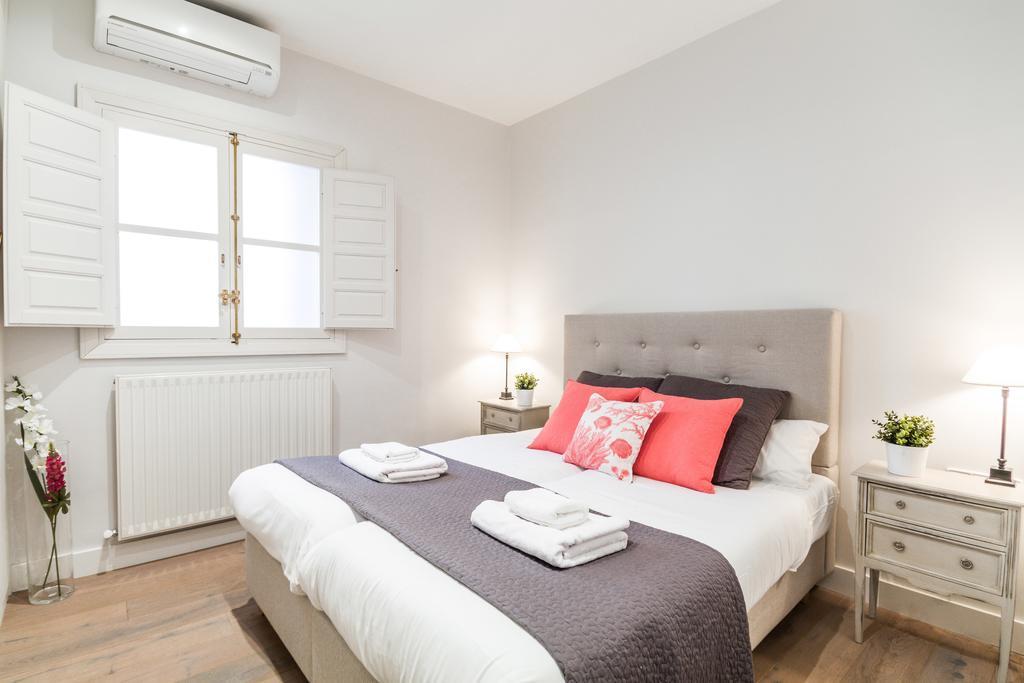 PYR Select Plaza Santa Ana Apartment Madrid Exterior foto